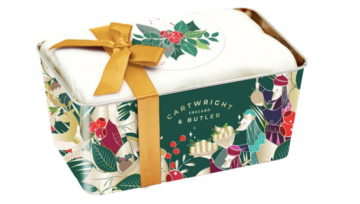Cartwright & Butler Kerst Cake, 660 gram.  Deze traditionele Iced Christmas Loaf Cake bevat 46% fruit. Gedecoreerd met gouden en glacé geglazuurde kersen en geblancheerde amandelen .